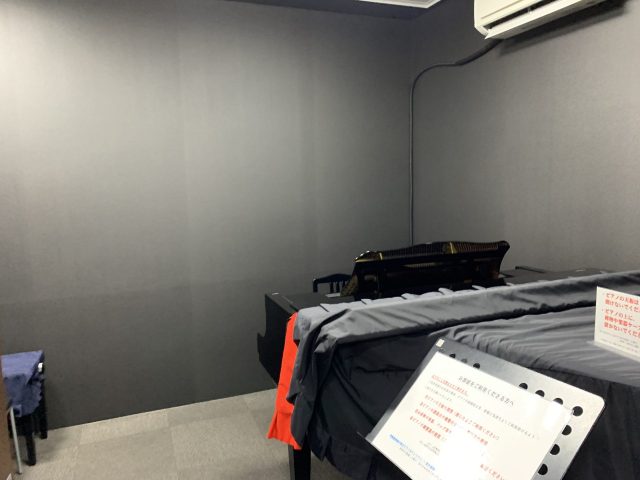 A 4スタジオ ヤマハグランドピアノｃ５ の壁紙を黒に張り替えました クラシック音楽専用音楽練習室 アール エイチ ワイ