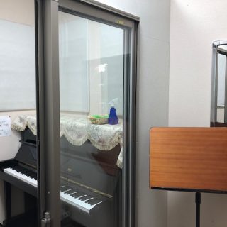 （大阪・梅田）飛沫飛散防止対策に対応したレッスン室