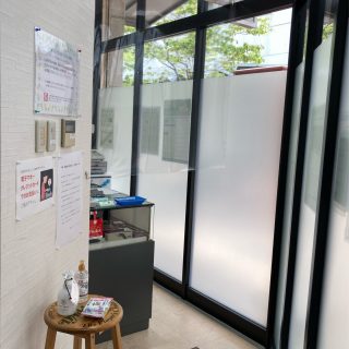 尼崎スタジオ 受付／飛沫防止のパーテーションを設置しています。